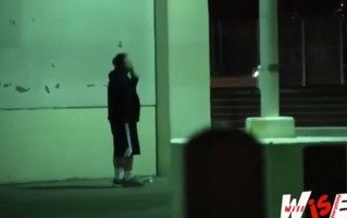 恶搞路人故意剪耳机视频，恶搞路人故意剪耳机视频